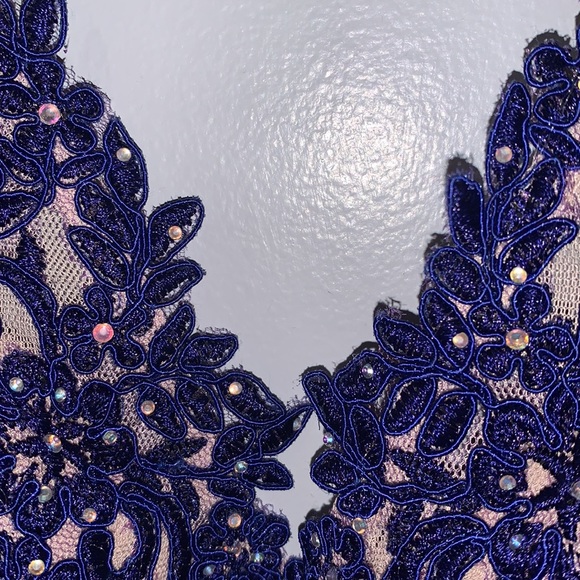 DARK BLUE LACE GOWN PADDED BRA INCLUDED AND SLIT DOWN THE BOTTOM - Picture 8 of 11